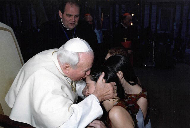 Eleonora Cafiero con San Giovanni Paolo II in occasione della consegna del volume d'arte 